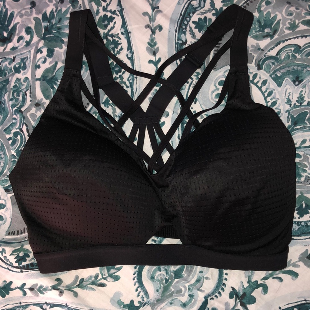 Victoria Sport strappy sports bra!